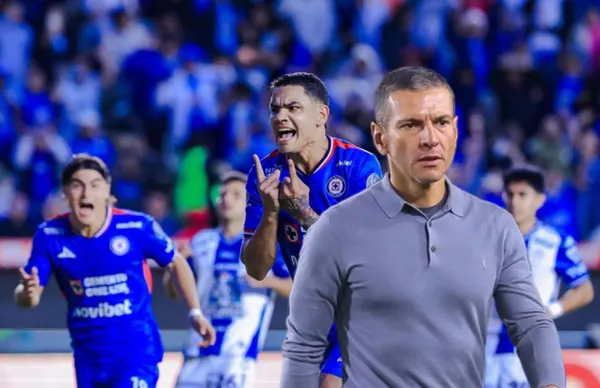 Jaime Lozano y jugadores festejando/ Foto Cruz Azul.