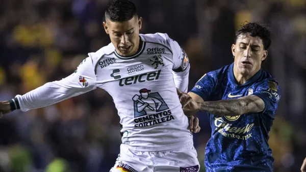 James Rodríguez disputando el balón con Alejandro Zendejas (Foto: MEXSPORT)