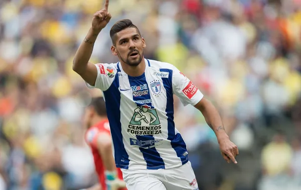 Jara seguirá en México