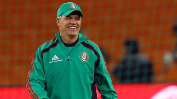 Javier Aguirre con la chompa de la Selección México. (Foto: Record)