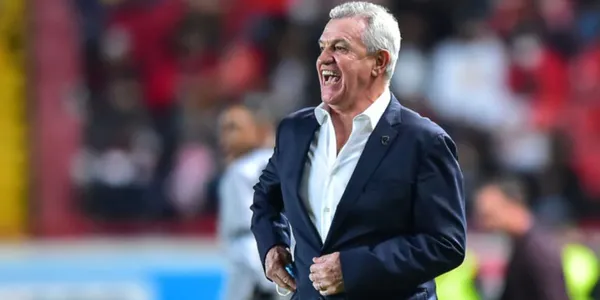 Javier Aguirre dirigiendo un partido (Foto: GettyImages)