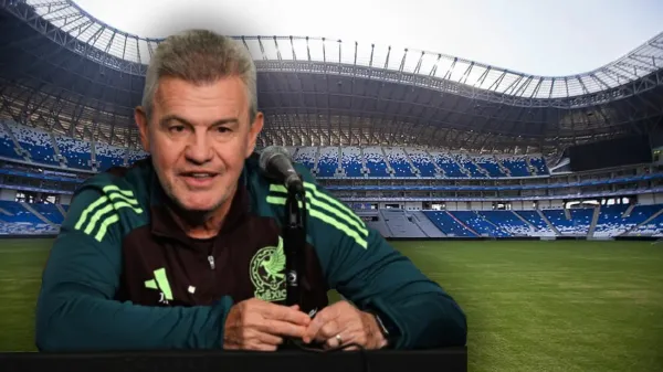 Javier Aguirre en conferencia de prensa y de fondo el Estadio BBVA