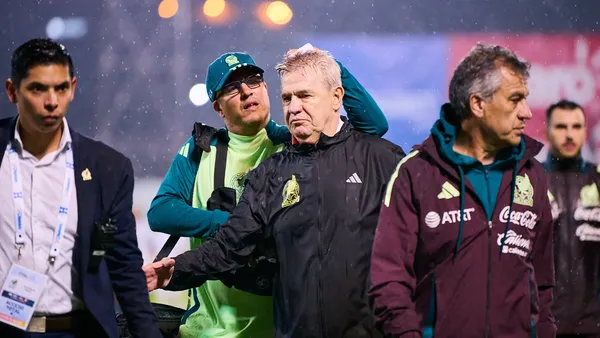 Javier Aguirre fue golpeado en la derrota ante Honduras | Foto: MexSport