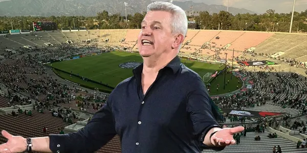Javier Aguirre y al fondo el Estadio Rose Bowl