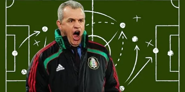 Javier Aguirre y al fondo una pizarra (Foto: GettyImages)