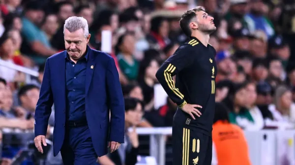 Javier Aguirre y Santiago Giménez en la selección mexicana