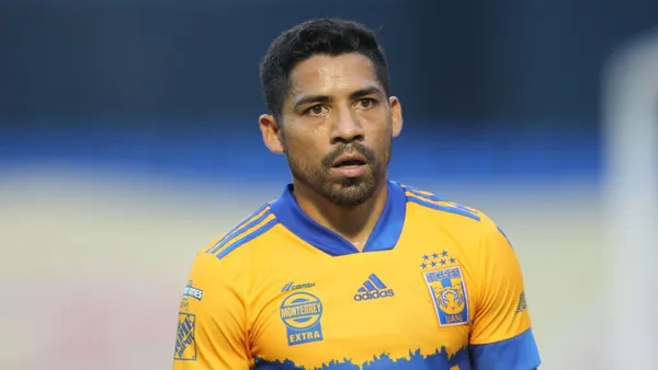 Javier Aquino tuvo que ser retirado en camilla del campo.