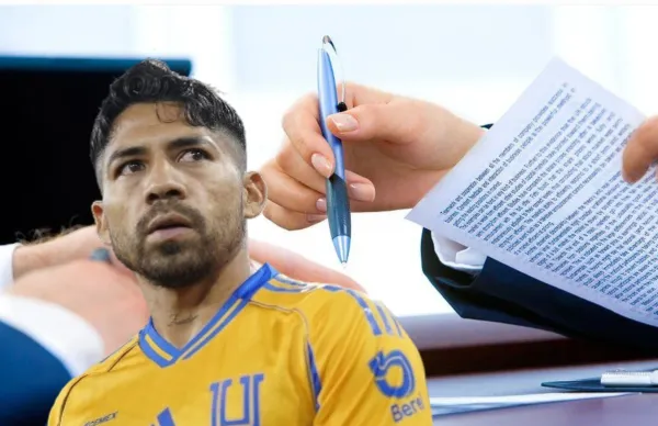 Javier Aquino y contrato/ Foto Foto La Razón de México.