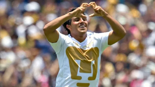 Javier Cortés con la camiseta de pumas . FOTO: Mediotiempo