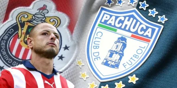 Javier Hernández con el jersey rojiblanco detrás de los escudos de Chivas y Pachuca / FOTO IMAGO7