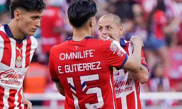 Javier Hernández con la playera de las Chivas de Guadalajara en el estadio Akron (Fuente: Fútbol Total)