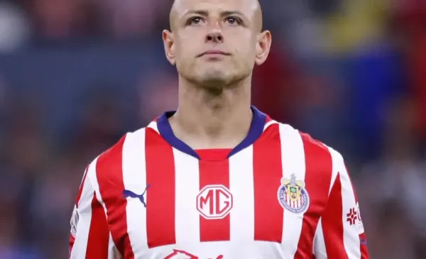 Javier Hernández en protocolo en juego de la Liga MX (Fuente: Mexsports)