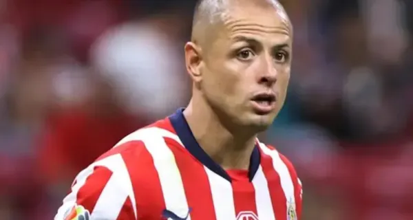 Javier Hernández espera una pelota en el área del rival (Fuente: Mexsports)