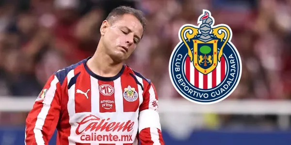 Javier Hernández junto al escudo de Chivas / FOTO RÉCORD