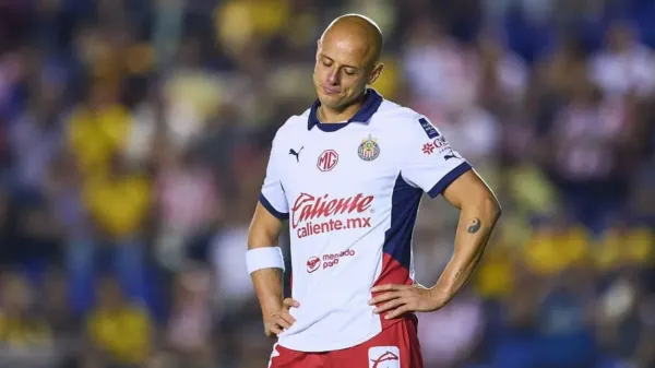 Javier Hernández lamentándose tras la derrota de Chivas