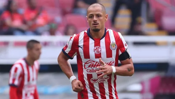 Javier Hernández no ha logrado brillar en su regreso a Chivas / Foto: @ch14_