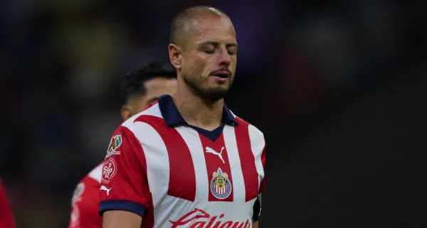 Javier Hernández sale del campo de juego, luego de una derrota en el Akron (Fuente: Mexsports)