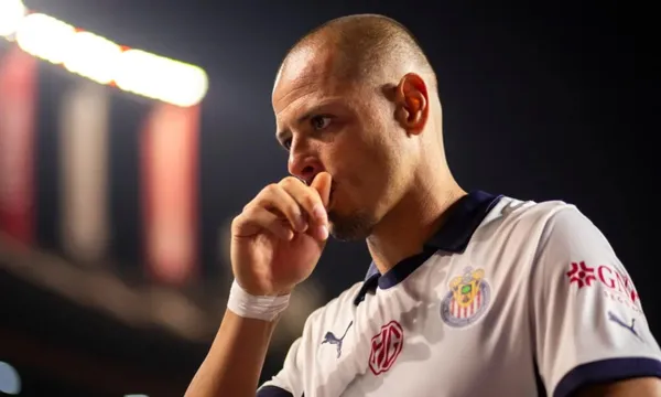 Javier Hernández se toca el rostro en el partido ante Xolos de Tijuana (Fuente: Imago)