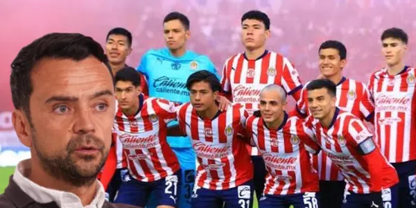 Javier Mier junto a futbolistas de Chivas / FOTO ESTO