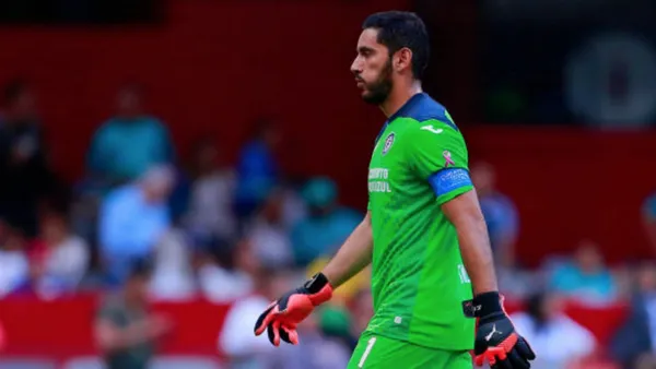 Jesús Corona vuelve a ser protagonista en la derrota de Cruz Azul y mira el meme que le hicieron al portero de la Máquina.