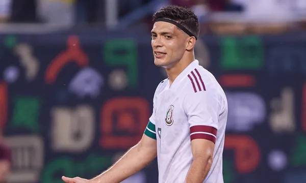 Jiménez acumula ya varios partidos sin anotar con selección mexicana en jugada corrida