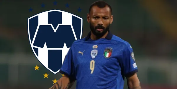 Joao Pedro junto al escudo de Rayados / FOTO ESPN DEPORTES