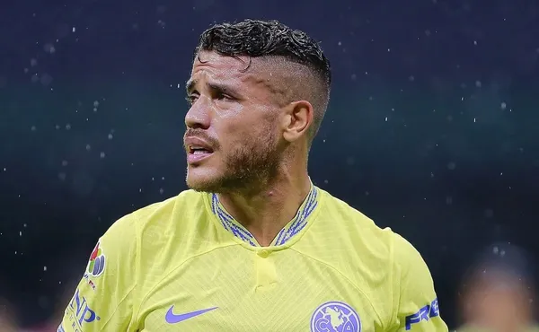 Jonathan Dos Santos y lo que hace en el vestidor y la banca tras no tener minutos de juego.