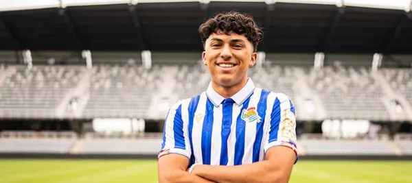 Jonathan juega como lateral izquierdo y ha sido llamado en múltiples ocasiones tanto por las selecciones juveniles de los Estados Unidos y de México.