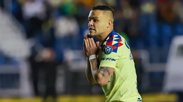 Jonathan Rodríguez lamentánsose un error en el Club América