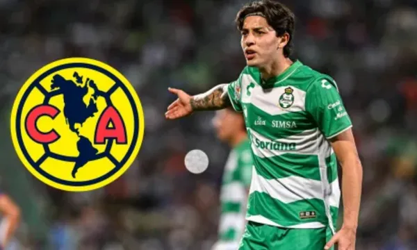 Jordan Carrillo jugando con Santos Laguna, junto a él, el escudo del del América / Águilas Monumental
