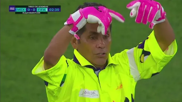 Jorge Campos brillo en el Juego de Leyendas FIFA en Monterrey (Foto: TUDN)