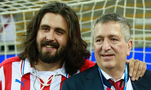 Jorge Vergara bajaba a retar a los jugadores, Amaury Vergara se fue mientras Gago estaba en conferencia