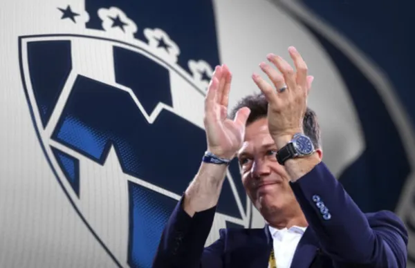 José Antonio Noriega aplaudiendo y escudo de Rayados/ Foto Soy Fútbol.