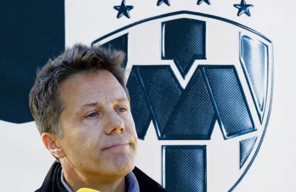 José Antonio Noriega y escudo de Monterrey/Foto Soy Fútbol.