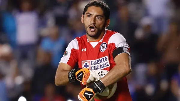 José de Jesús Corona pasó de salir por la puerta de atrás a estar a punto de firmar un contrato vitalicio con Cruz Azul.