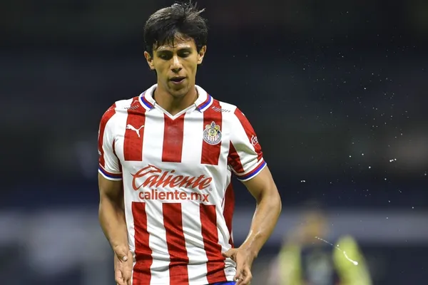 José Juan Macías estaría con un pie fuera de Chivas, le ponen precio al jugador para venderlo al mejor postor.