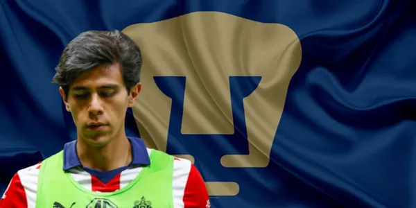 José Juan Macías junto al escudo de Pumas / FOTO TELEMUNDO