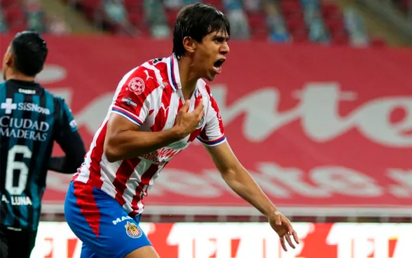 José Juan Macías llegaría con uno de los mejores salarios de Chivas, y este jugador podría no querer quedarse atrás.