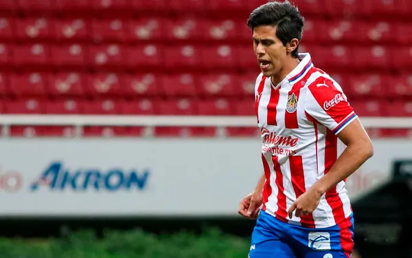 José Juan Macías no estaría del todo convencido de volver a Chivas, y la razón vendría de adentro del vestidor.