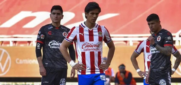 José Juan Macías tuvo la oportunidad de aumentar su cuota goleadora, pero está con el santo de espaldas, y ni por el punto del penal pudo anotar para Chivas de Guadalajara