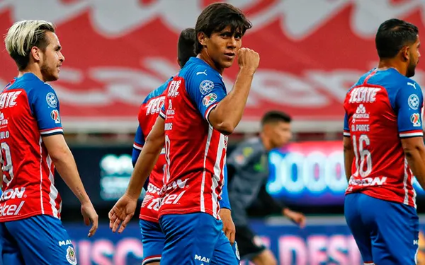 José Juan Macías volverá a Chivas, y el club lo habría repatriado por una millonaria razón.