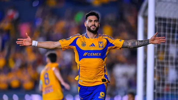 José Juán Sánchez Purata festejando un gol con Tigres (Foto: MEXSPORT)