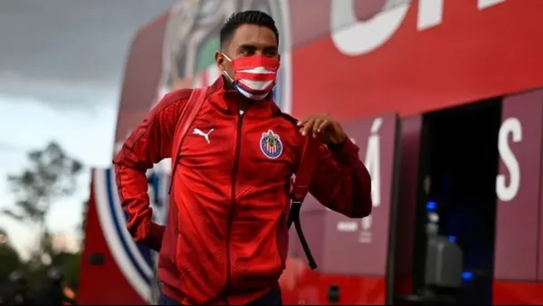 José Juan Vázquez deja Chivas y mira lo que hizo con la playera del Rebaño mientras era presentado en Toluca.
