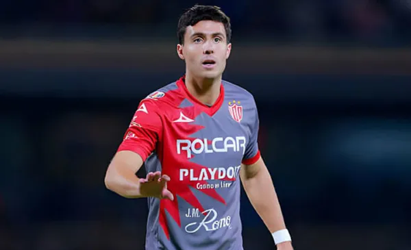 José Paradela con el combinado de Necaxa, en juego ante el Azul (Fuente: Mexsports)