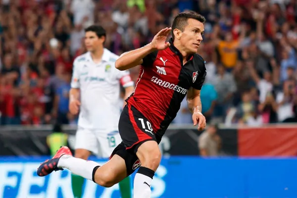 Juan Pablo Rodríguez, figura histórica de Atlas y Santos, se mantiene cercano al futbol a través de los medios de comunicación.