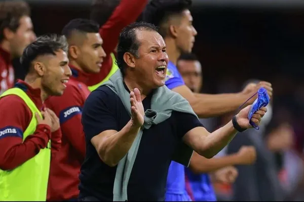 Juan Reynoso rompe la sequía de título de Cruz Azul y se gana un nuevo apodo.