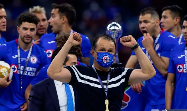 Juan Reynoso tiene un sueldo más que jugoso ahora que renovó su contrato en Cruz Azul.