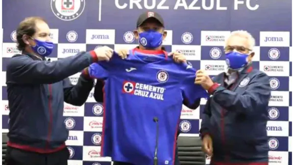 Juan Reynoso tiró en contra de la directiva de Cruz Azul por la falta de refuerzos para el torneo y se revela si le estarían tendiendo la camita al DT