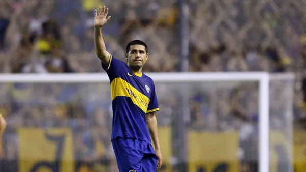 Juan Román Riquelme saludando en el estadio (Foto: Transfermarkt)