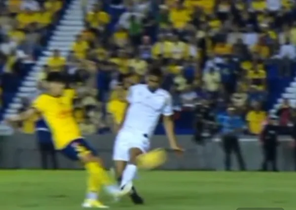 Jugada del penal que le pitan al club América (Fuente TUDN)
